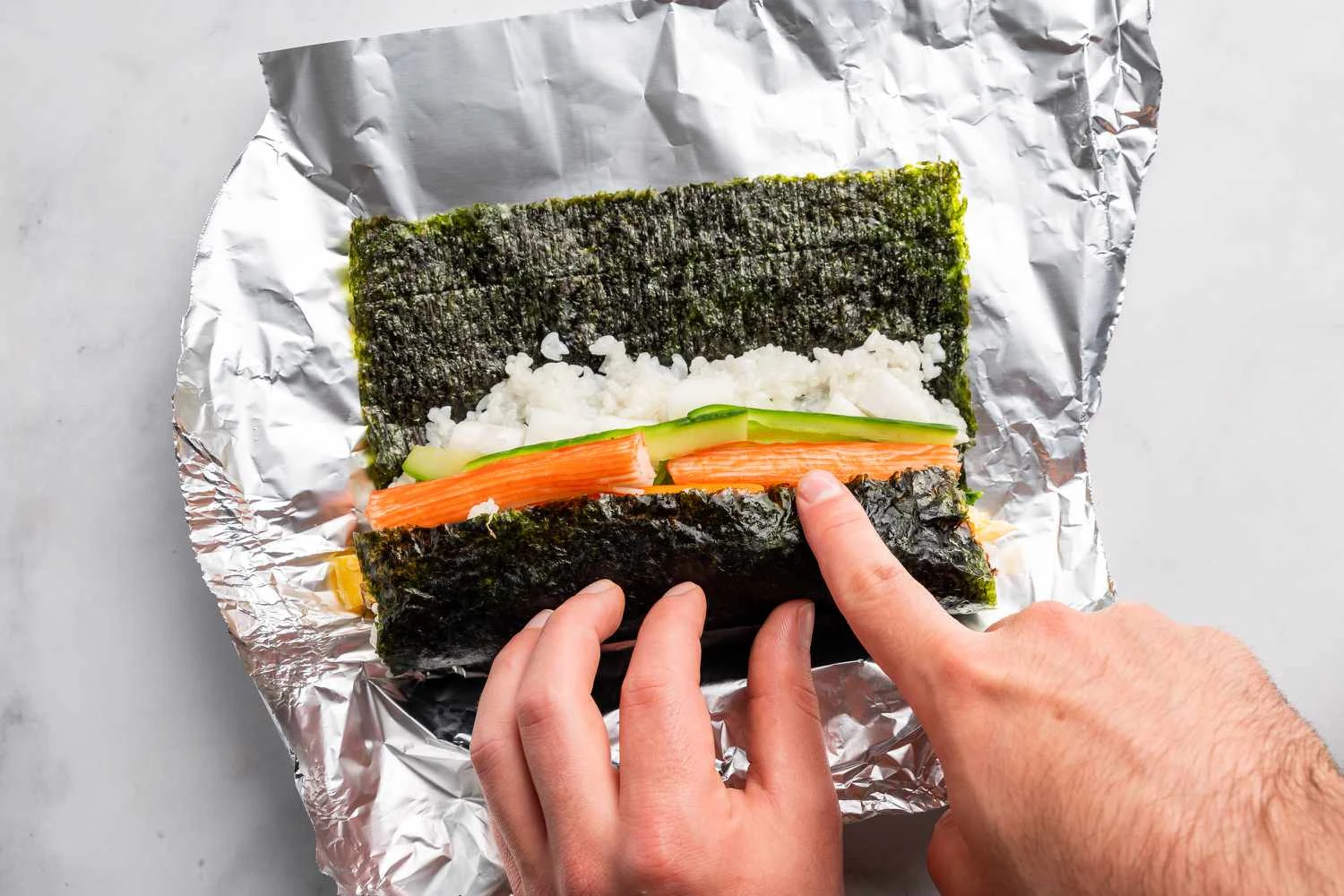 Cách làm cơm cuộn rong biển bằng tay đơn giản tại nhà - Bếp từ Lorca - an toàn tối đa