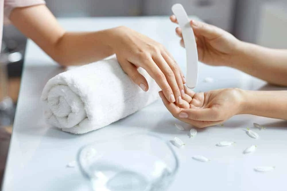 Mẹo “xử lý” móng tay bị ngả vàng