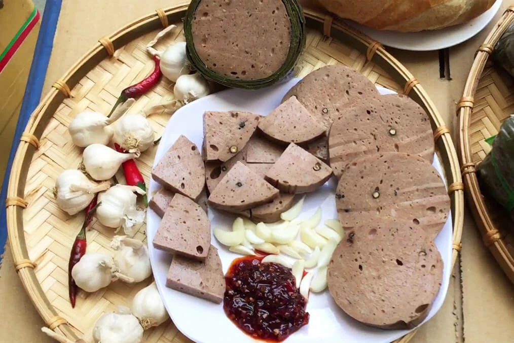 Khám Phá Chợ Bà Hoa: Nơi Giao Thoa Ẩm Thực và Nghệ Thuật