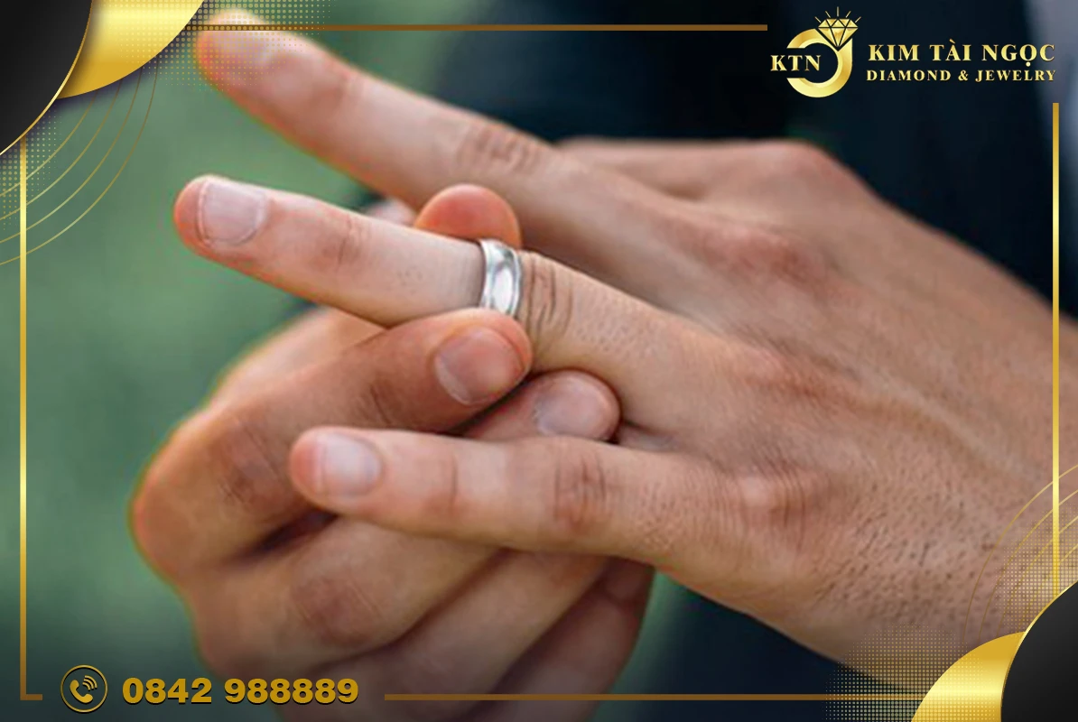 Trong hôn nhân nam đeo nhẫn cưới tay phải được không?