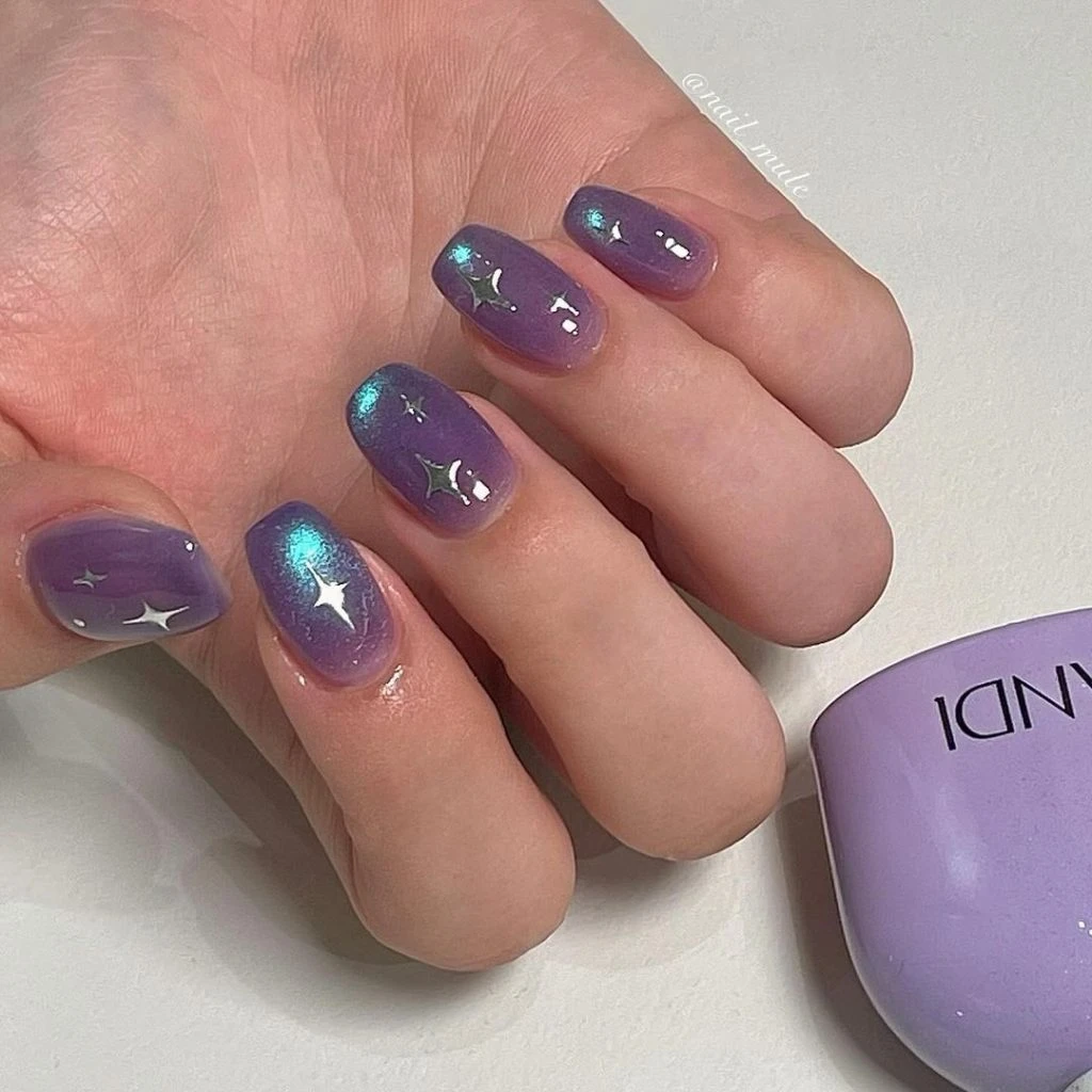 Cat-eye Nails: Hiệu ứng mắt mèo “thống trị” xu hướng làm móng mùa Hè