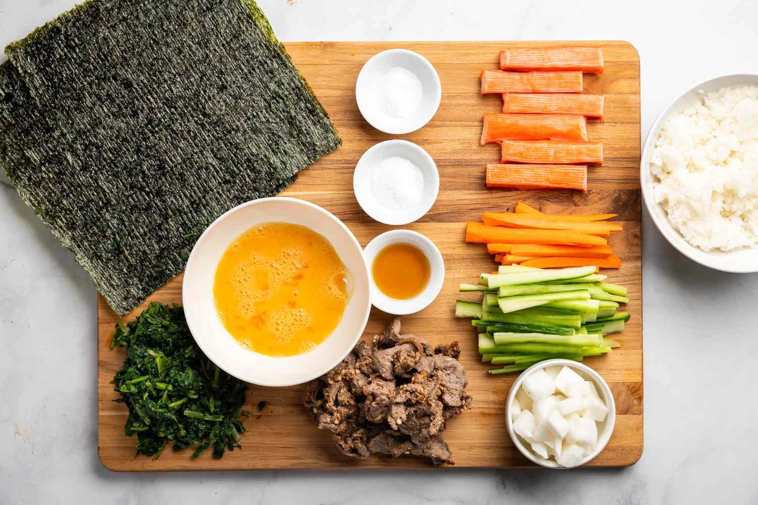 Cách cuộn cơm rong biển bằng tay đơn giản và ngon miệng