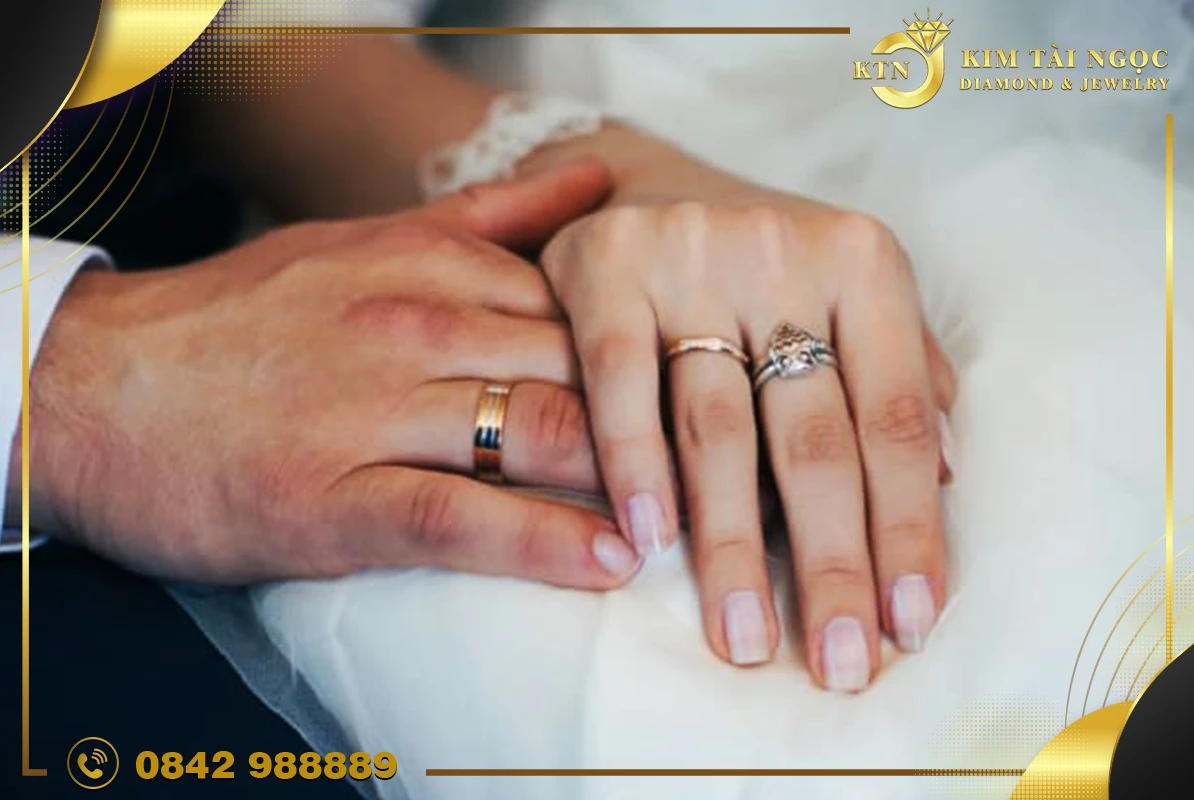 Trong hôn nhân nam đeo nhẫn cưới tay phải được không?