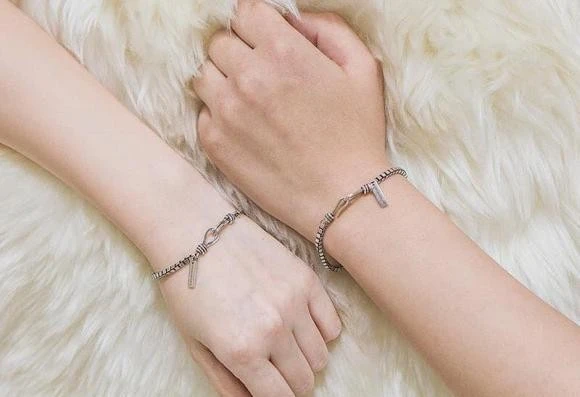 Theo phong thủy, con gái đeo vòng tay bên trái hay bên phải gặp may mắn?