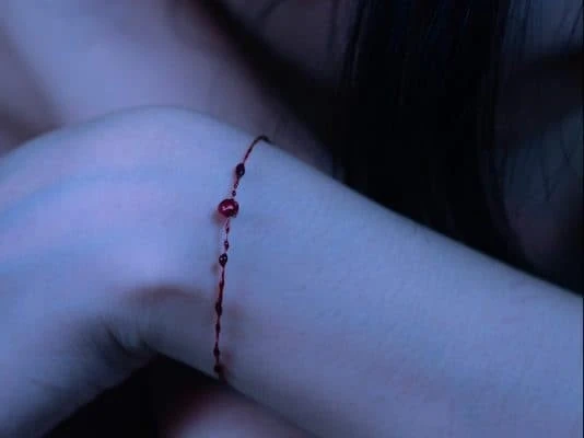 Theo phong thủy, con gái đeo vòng tay bên trái hay bên phải gặp may mắn?