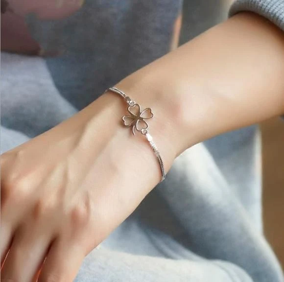 Nữ nên đeo vòng tay bên nào để tôn vinh phong cách