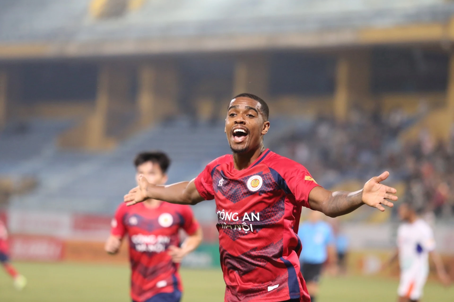 Hai Long toả sáng, Hà Nội FC giành lại 1 điểm từ Đông Á Thanh Hoá