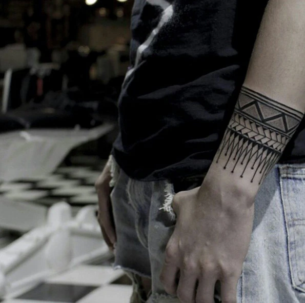 Top những mẫu hình xăm vòng cổ tay nam đẹp nhất năm 2024