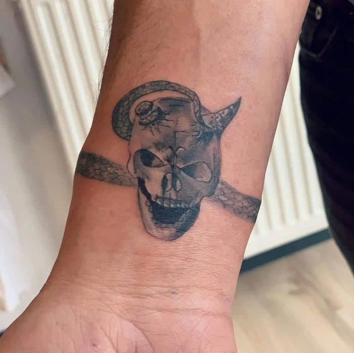 Top những mẫu hình xăm vòng cổ tay nam đẹp nhất năm 2024