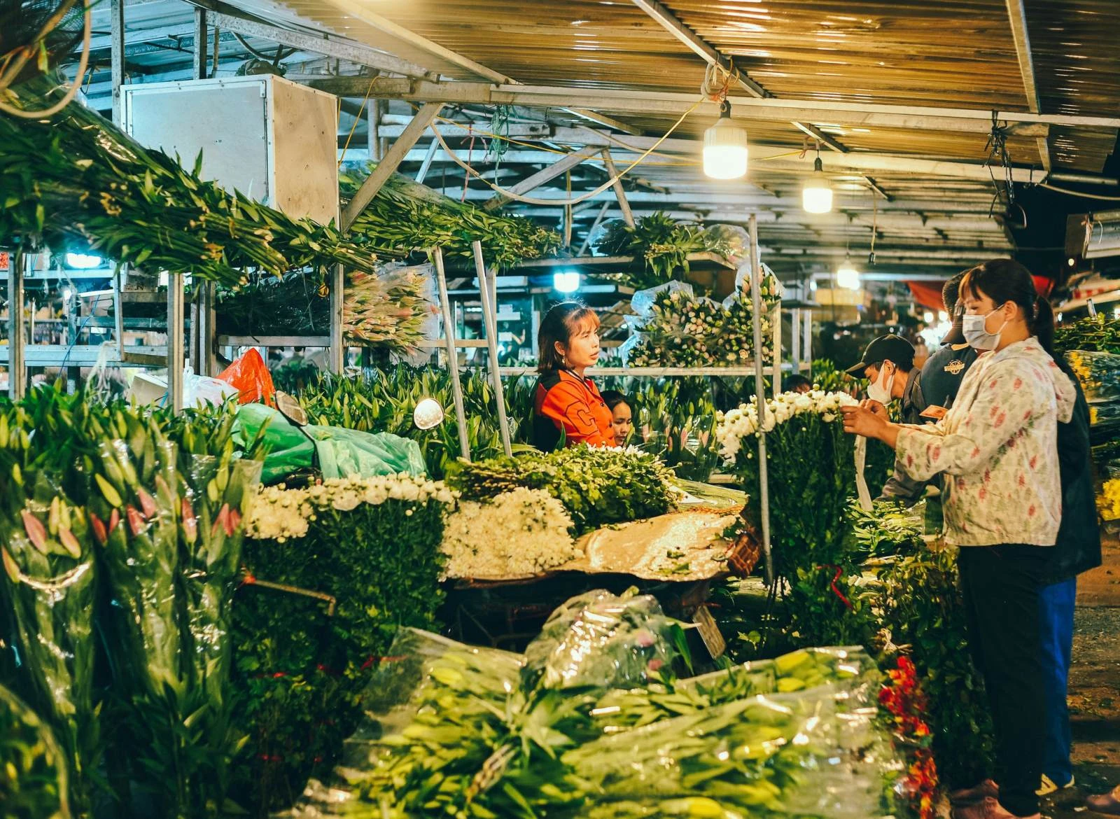 Explore Chợ hoa Quảng Bá - Nơi gói ghém phong vị Tết Thủ đô