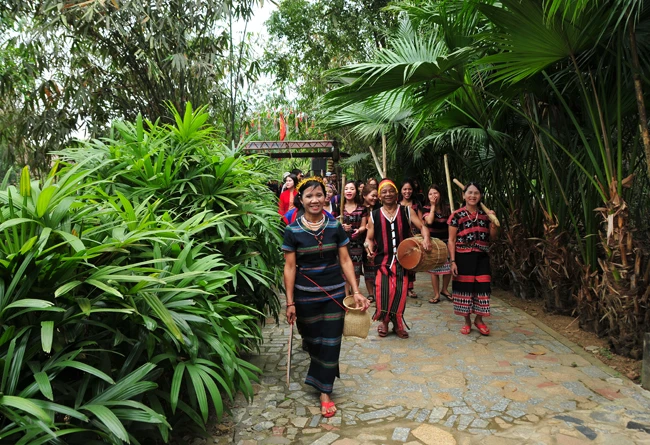 Khám Phá Vẻ Đẹp Trang Phục Tây Nguyên