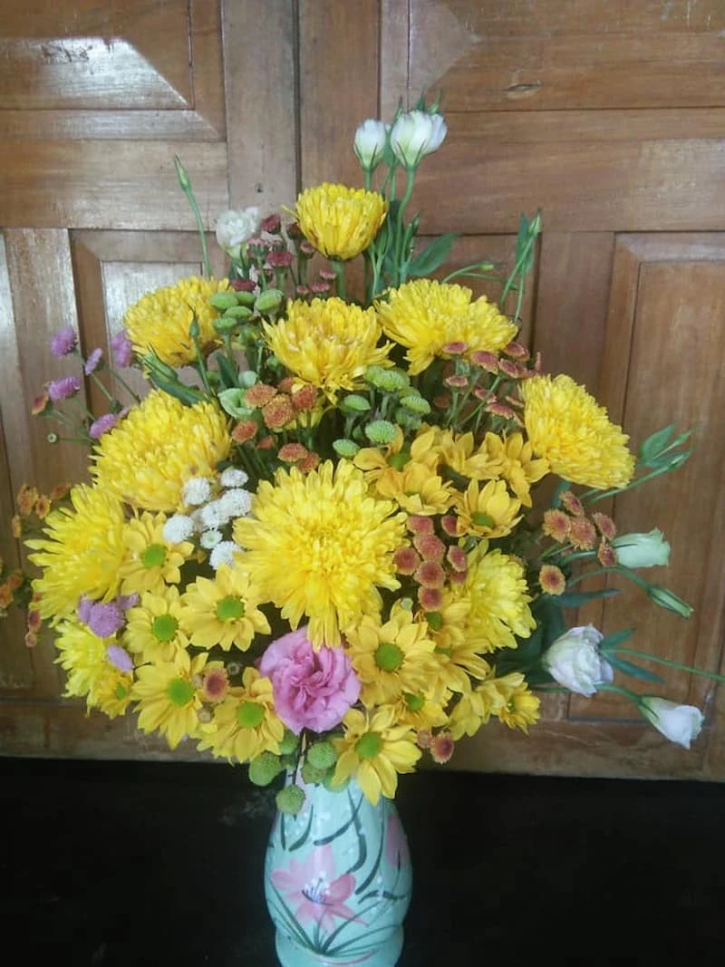 5 Lưu Ý Khi Cắm Hoa Cúc Bàn Thờ