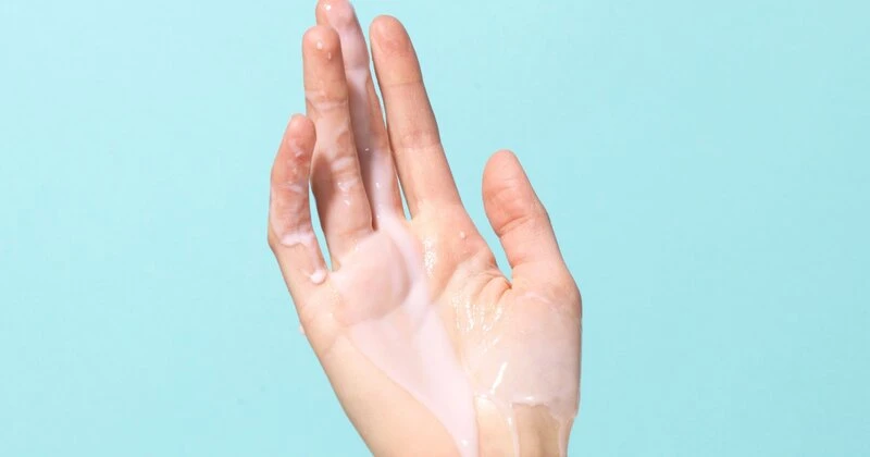 Tinh trùng dính vào tay sống được bao lâu