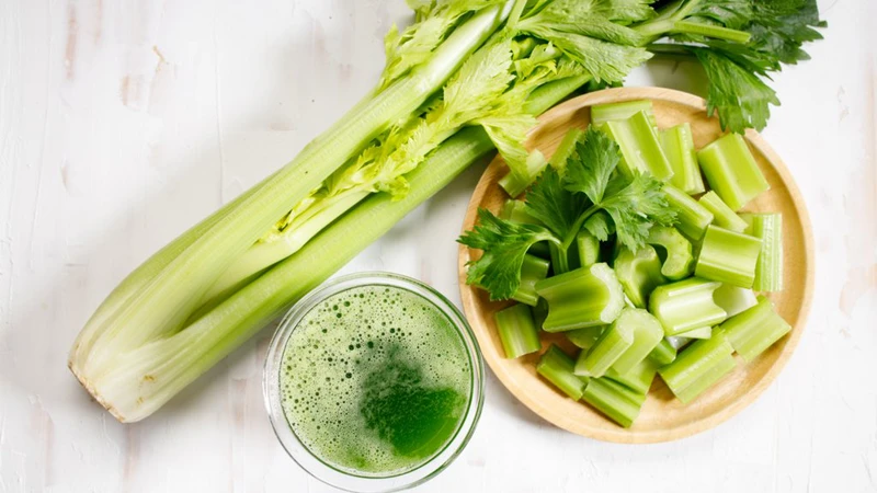 Nước ép cần tây có tác dụng gì? Sử dụng bao nhiêu nước ép cần tây mỗi ngày là hợp lý?