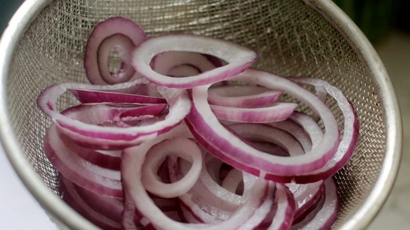 7 cách làm hành tây, hành tím bớt hăng chỉ trong tíc tắc mà bạn nên biết
