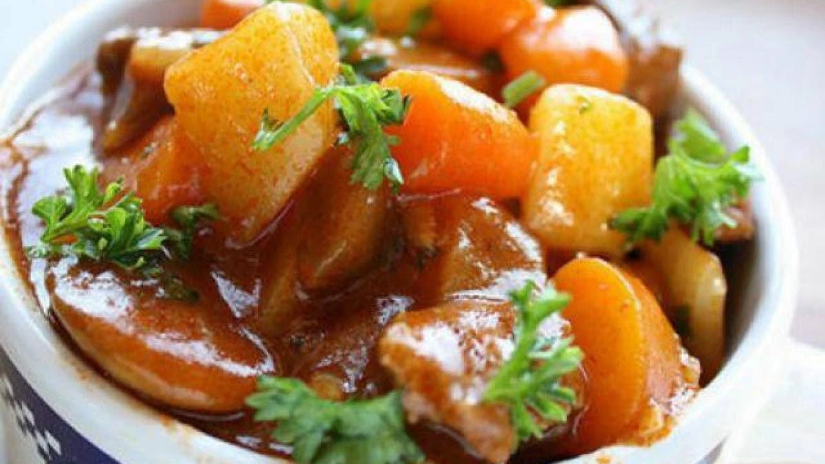 Hướng dẫn cách nấu bò sốt vang khoai tây cà rốt