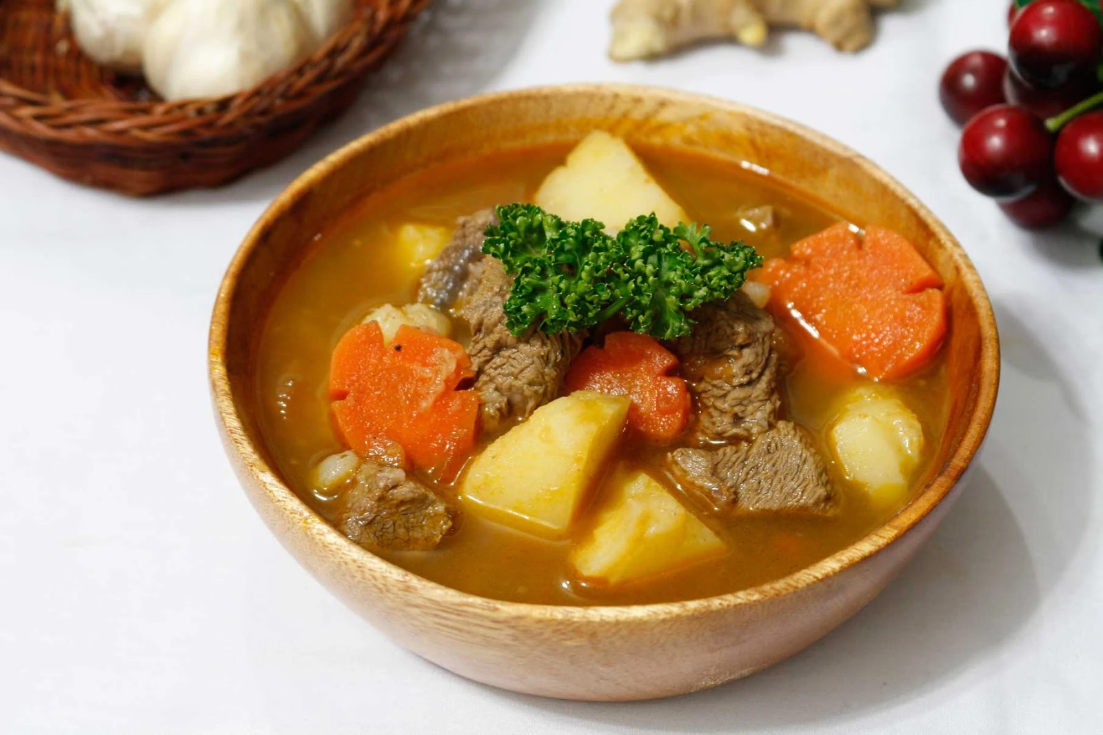 Hướng dẫn cách nấu bò sốt vang khoai tây cà rốt