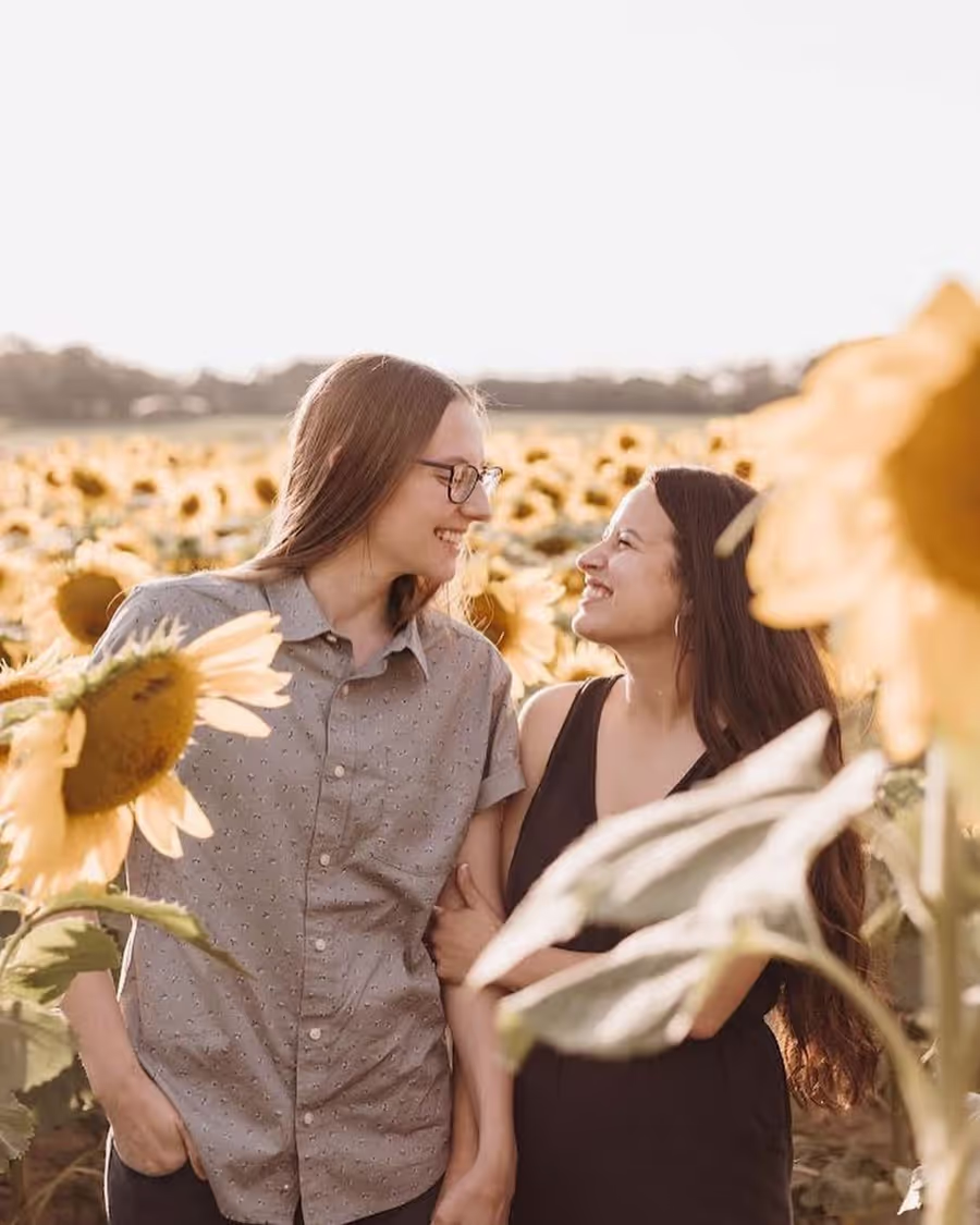 Đeo nhẫn ngón áp út: Ý nghĩa đeo tay phải, trái & 3 bí ẩn