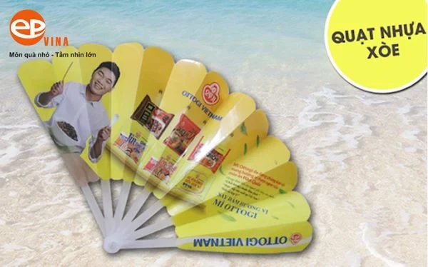 Quạt nhựa nan hoa quảng cáo