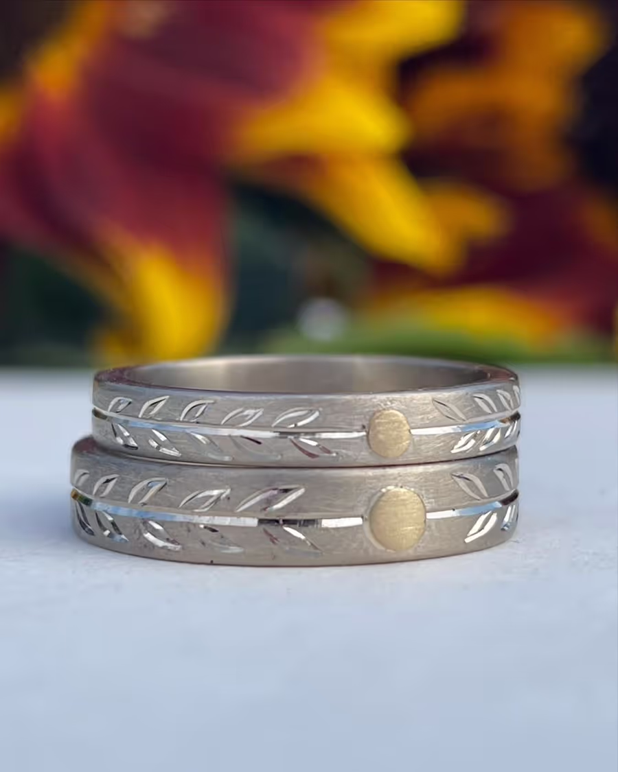 Đeo nhẫn ngón áp út: Ý nghĩa đeo tay phải, trái & 3 bí ẩn