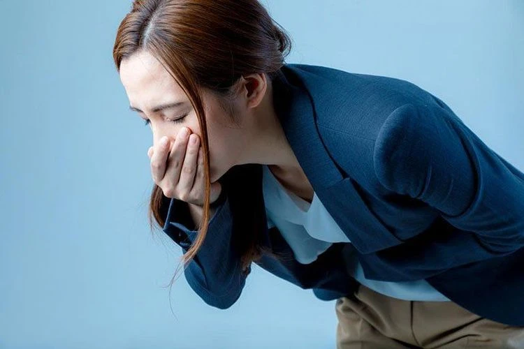 Tay chân miệng ở người lớn: Nguyên nhân và triệu chứng