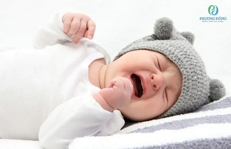 Trẻ bị sốt lòng bàn tay chân nóng: Nguyên nhân và cách chăm sóc phù hợp