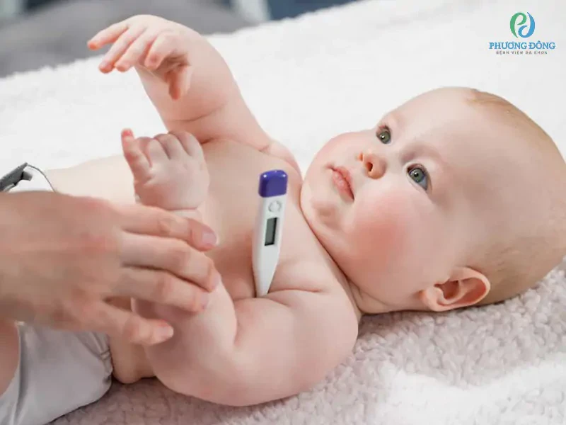 Trẻ bị sốt lòng bàn tay chân nóng: Nguyên nhân và cách chăm sóc phù hợp