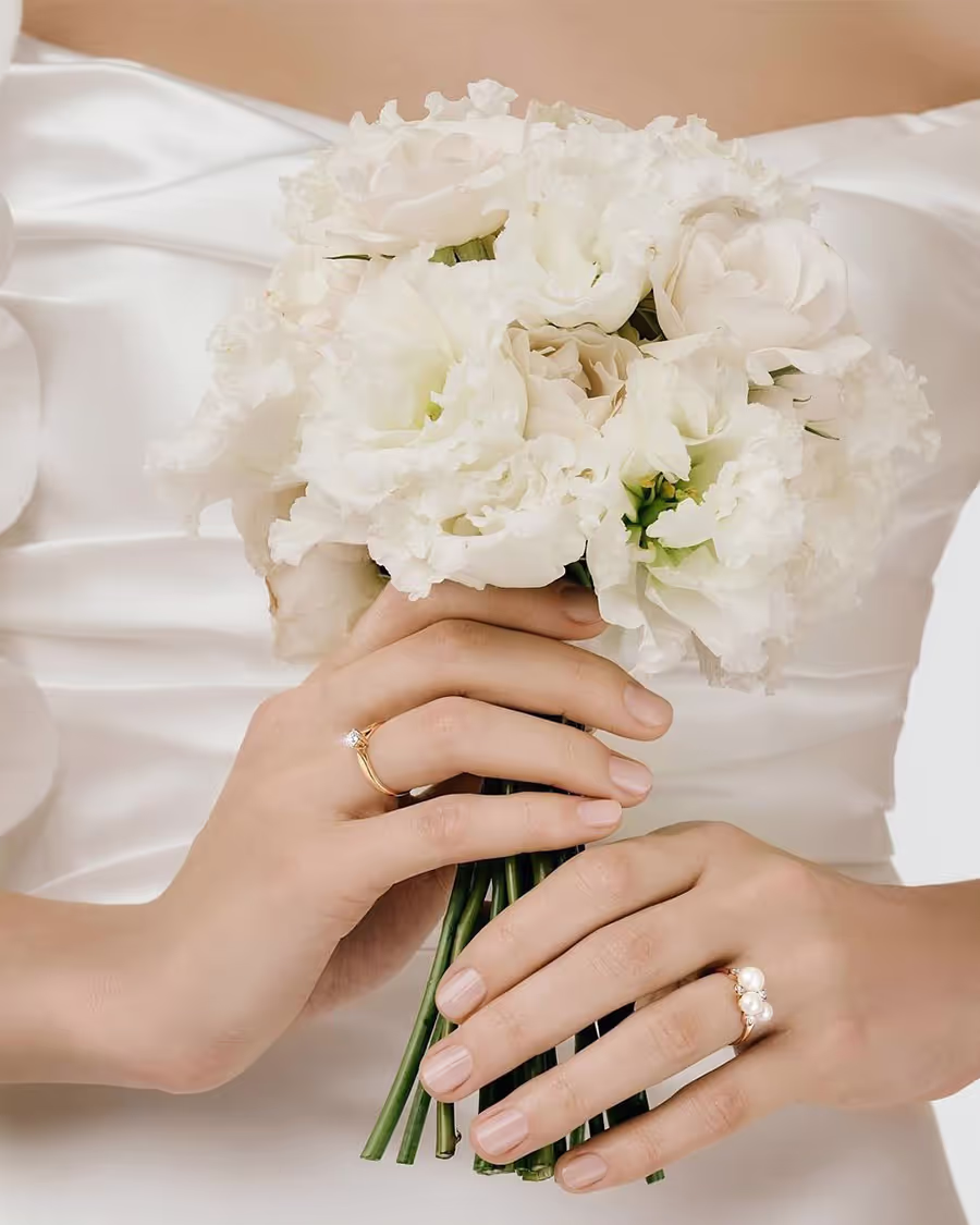 Đeo nhẫn ngón áp út: Ý nghĩa đeo tay phải, trái & 3 bí ẩn