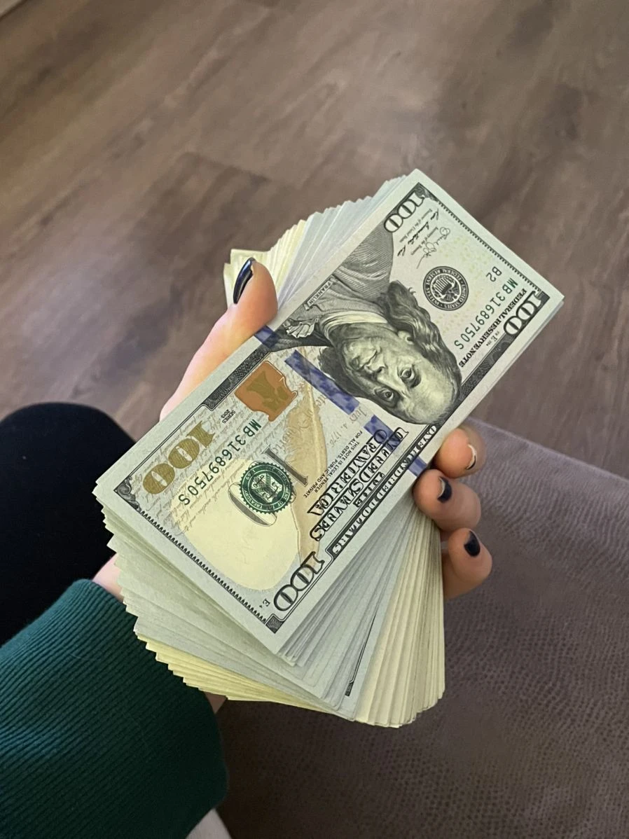 Hình ảnh tay cầm tiền chất