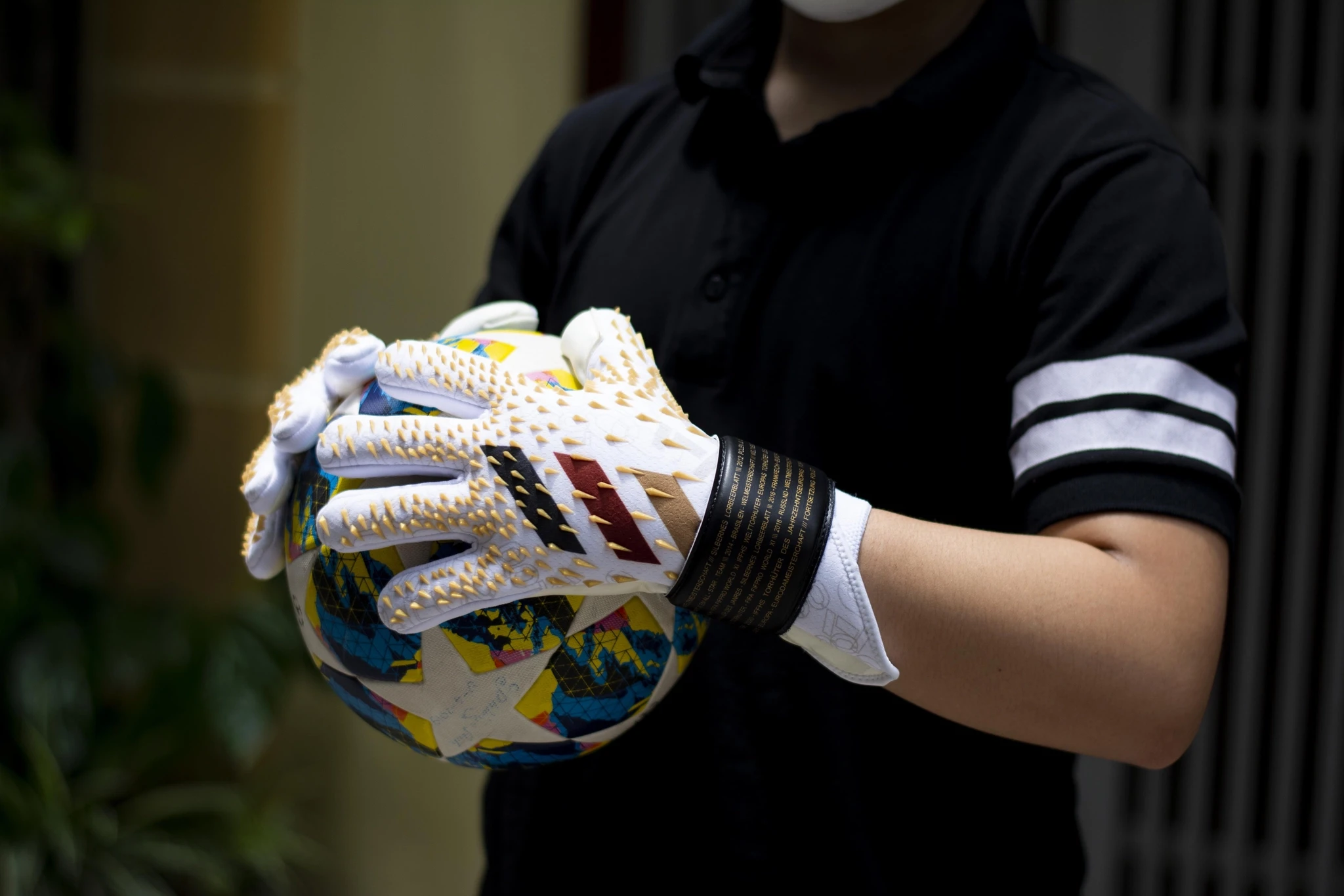 Găng tay thủ môn De Gea: Đỉnh cao công nghệ Adidas