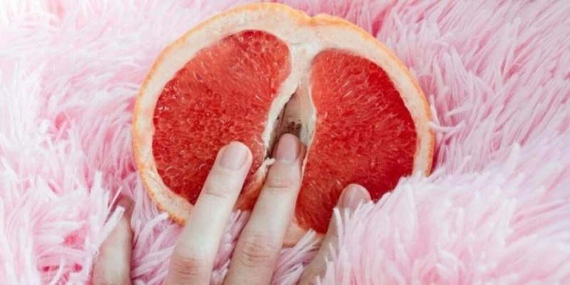 Dùng tay chọc vào vùng kín có thai không?