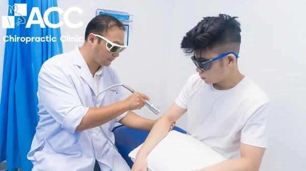 Đau cơ bắp tay có sao không? Nguyên nhân & cách điều trị hiệu quả