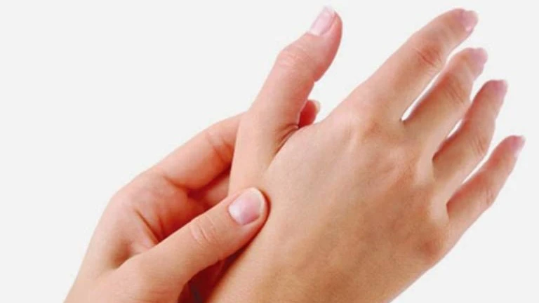 Tê bì chân tay khi ngủ và những dấu hiệu bạn cần biết