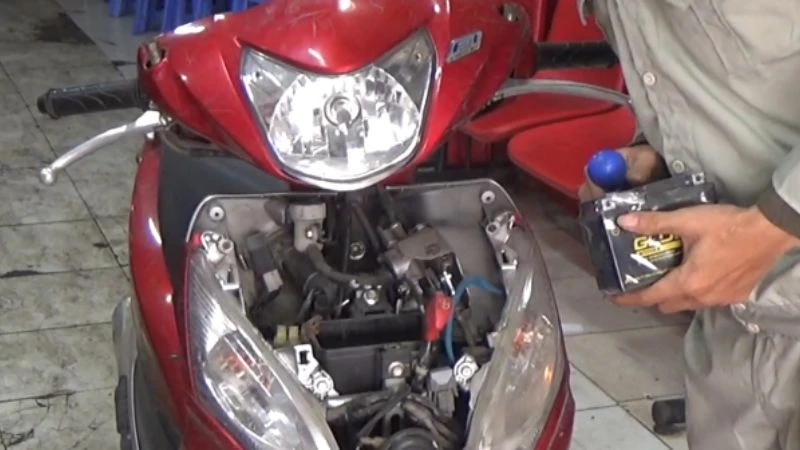 Nguyên nhân xe tay ga đề không lên do bình ắc quy