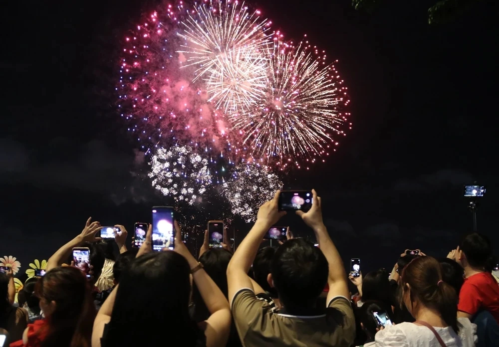 Bắn pháo hoa 30/4 kỷ niệm 49 năm Ngày Giải phóng miền Nam