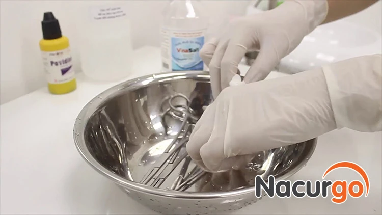 Hướng dẫn cách sát trùng vết thương bị ngã, té xe tránh nhiễm trùng!