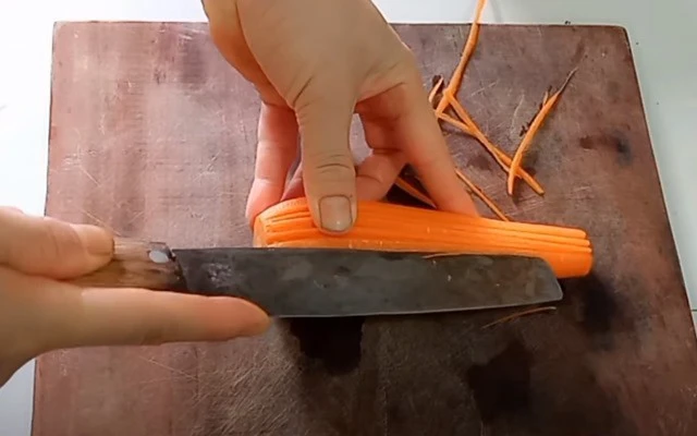 Cách tỉa hoa cà rốt đẹp lung linh tô điểm cho món ăn hấp dẫn