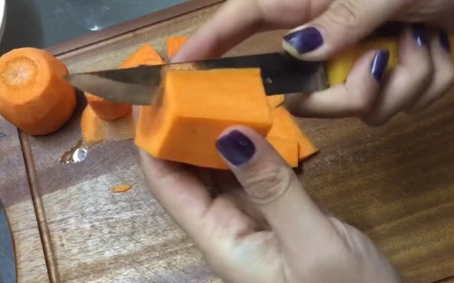 Cách tỉa hoa cà rốt đẹp lung linh tô điểm cho món ăn hấp dẫn