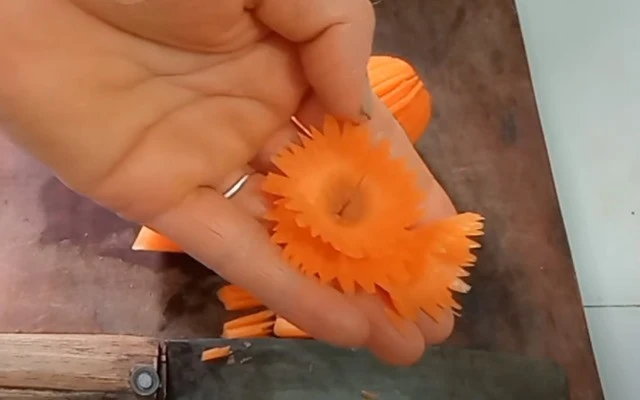 Cách tỉa hoa cà rốt đẹp lung linh tô điểm cho món ăn hấp dẫn