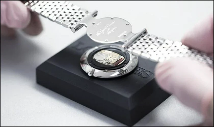 Cách thay pin đồng hồ đeo tay tại nhà đơn giản