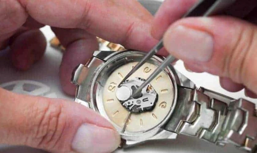 Cách thay pin đồng hồ đeo tay tại nhà đơn giản