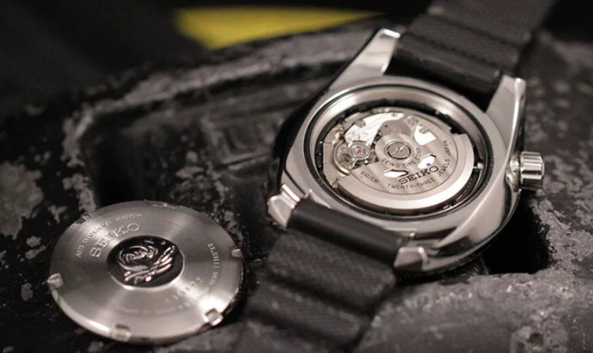 Cách thay pin đồng hồ đeo tay tại nhà đơn giản