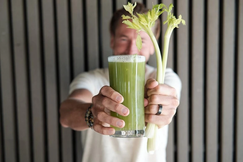 Pha bột cần tây với nước nóng hoặc lạnh hiệu quả