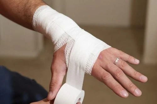 Băng bó tay sau khi bị thương