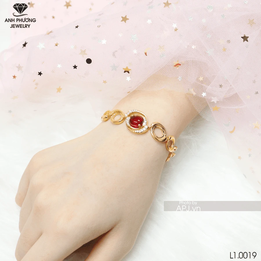 Có nên mua lắc tay nữ vàng 18k 2 chỉ không?