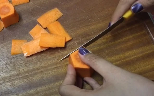 Cách tỉa hoa cà rốt đẹp lung linh tô điểm cho món ăn hấp dẫn