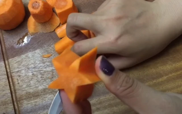 Cách tỉa hoa cà rốt đẹp lung linh tô điểm cho món ăn hấp dẫn