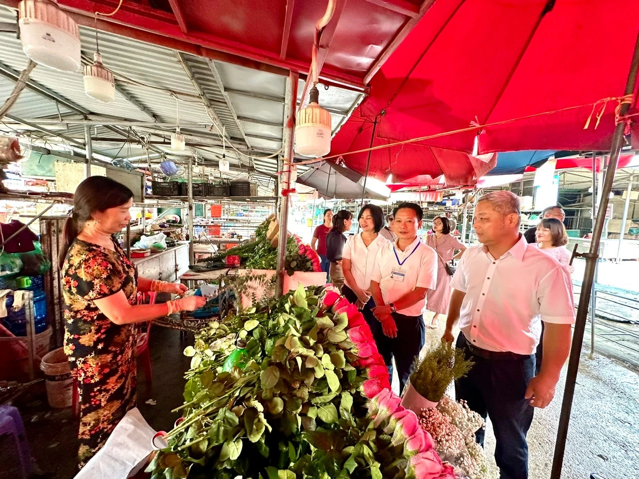Để chợ hoa Quảng An thành điểm du lịch đêm hấp dẫn của Hà Nội