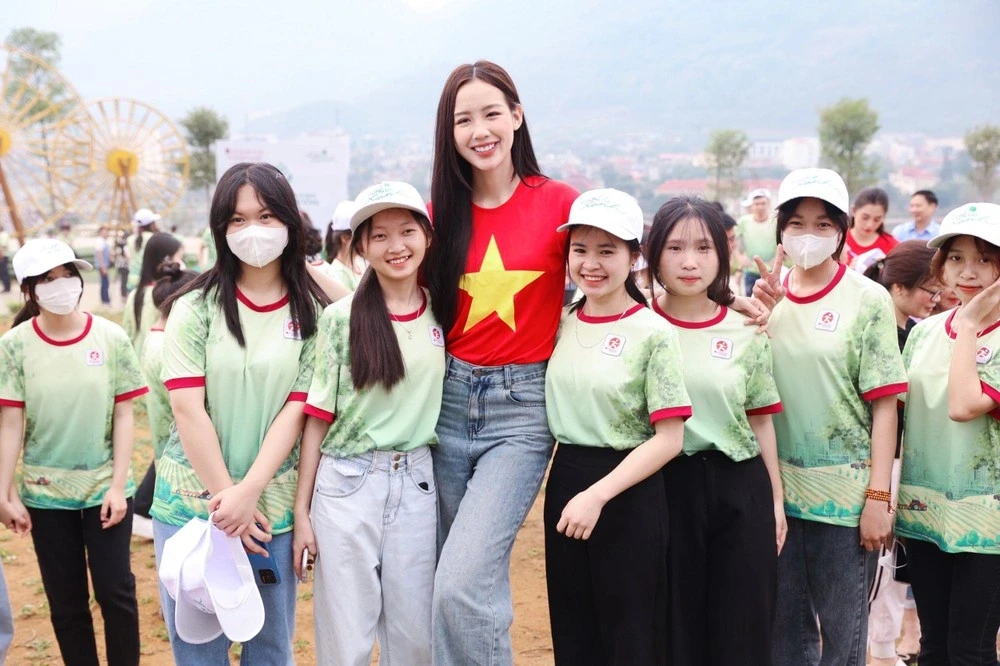 Hoa hậu cao 1,85m Lê Nguyễn Bảo Ngọc làm gì trong nửa năm đương nhiệm?