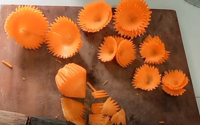Cách tỉa hoa cà rốt đẹp lung linh tô điểm cho món ăn hấp dẫn